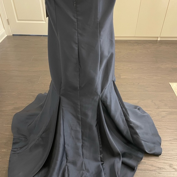 New evening gown with the sequins on the front, made by David Meister. Size 16. - Picture 4 of 11